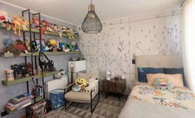 VENTA CASA MEDITERRÁNEA EN EXCLUSIVO CONDOMINIO DE CHICUREO, 4D (2D EN SUIETE) + 5B + TERRAZA + QUINCHO + PISCINA, AL LADO DEL COLEGIO SAN ANSELMO