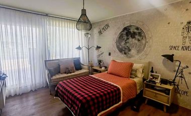 VENTA CASA MEDITERRÁNEA EN EXCLUSIVO CONDOMINIO DE CHICUREO, 4D (2D EN SUIETE) + 5B + TERRAZA + QUINCHO + PISCINA, AL LADO DEL COLEGIO SAN ANSELMO