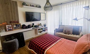 VENTA CASA MEDITERRÁNEA EN EXCLUSIVO CONDOMINIO DE CHICUREO, 4D (2D EN SUIETE) + 5B + TERRAZA + QUINCHO + PISCINA, AL LADO DEL COLEGIO SAN ANSELMO