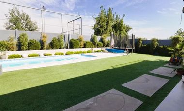 VENTA CASA MEDITERRÁNEA EN EXCLUSIVO CONDOMINIO DE CHICUREO, 4D (2D EN SUIETE) + 5B + TERRAZA + QUINCHO + PISCINA, AL LADO DEL COLEGIO SAN ANSELMO