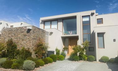 VENTA CASA MEDITERRÁNEA EN EXCLUSIVO CONDOMINIO DE CHICUREO, 4D (2D EN SUIETE) + 5B + TERRAZA + QUINCHO + PISCINA, AL LADO DEL COLEGIO SAN ANSELMO