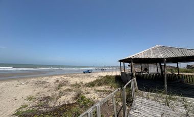 VILLAMIL PLAYAS VENDO CASA DE UNA PLANTA EN URBANIZACION ANACAPRI 2 CON SALIDA AL MAR