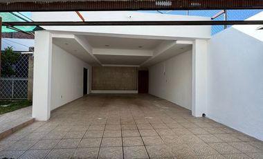 Casa en Renta sobre Av. Tepeyac, Col. Chapalita, ideal para Restaurante