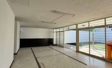 Casa en Renta sobre Av. Tepeyac, Col. Chapalita, ideal para Restaurante