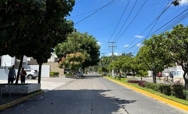 Casa en Renta sobre Av. Tepeyac, Col. Chapalita, ideal para Restaurante