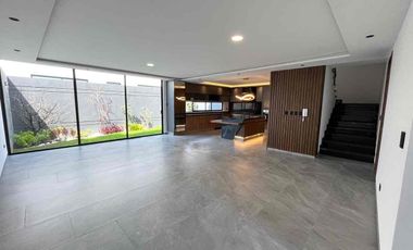 Amplia Casa en venta en Parque Bruselas  Lomas de Angelópolis II,  5 Recámaras