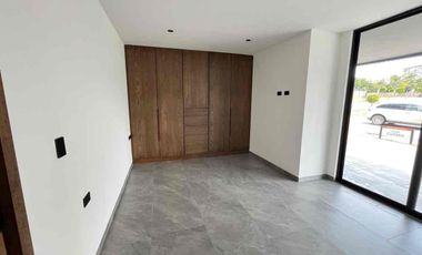 Amplia Casa en venta en Parque Bruselas  Lomas de Angelópolis II,  5 Recámaras