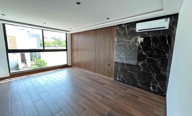 Amplia Casa en venta en Parque Bruselas  Lomas de Angelópolis II,  5 Recámaras