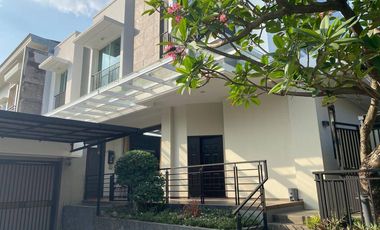 Rumah Mewah Full Furnished Dengan Kolam Renang 2 Lantai