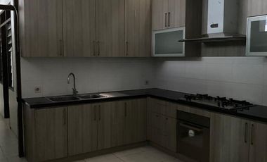 Rumah Mewah Full Furnished Dengan Kolam Renang 2 Lantai