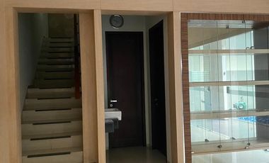 Rumah Mewah Full Furnished Dengan Kolam Renang 2 Lantai