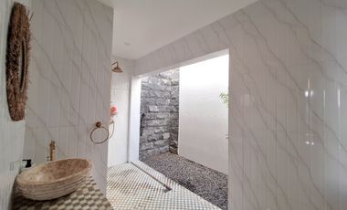 Sewa Villa Minimalis Modern yang Nyaman dan Tenang, Dekat Sanur  Berlokasi strategis di area yang tenang dan asri, hanya selangkah dari pusat keramaia