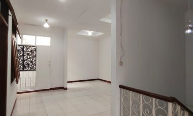 Disewakan Rumah 2 Lantai Bagus di Pulomas Timur, Jakarta Timur