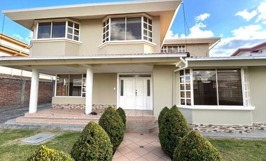 Arriendo propiedad en los Chillos, sector San José del Valle; 1000m2 terreno y 300m2 construcción