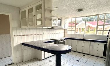 Arriendo propiedad en los Chillos, sector San José del Valle; 1000m2 terreno y 300m2 construcción