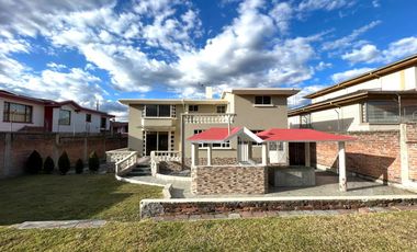 Arriendo propiedad en los Chillos, sector San José del Valle; 1000m2 terreno y 300m2 construcción