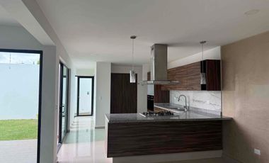 Casa en renta, 4 recámaras en prolongación 3 sur,  Priv  19 ote en San Andrés, Cholula, Puebla.