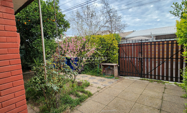 Luminosa Casa 2 D 1 B , Con Jardin En Calle Tranquila