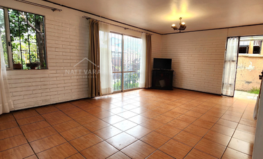 Luminosa Casa 2 D 1 B , Con Jardin En Calle Tranquila