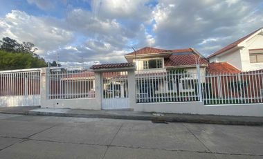 casa en venta dentro de urbanización Challuabamba