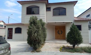 En Alquiler Casa esquinera de 5 habitaciones en Portal al Sol, km 11. vía a la Costa!