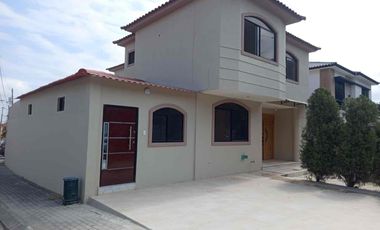 En Alquiler Casa esquinera de 5 habitaciones en Portal al Sol, km 11. vía a la Costa!