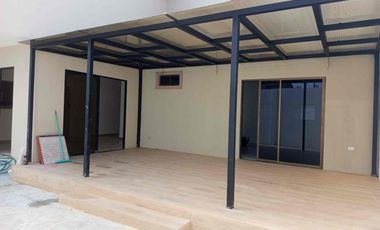 En Alquiler Casa esquinera de 5 habitaciones en Portal al Sol, km 11. vía a la Costa!