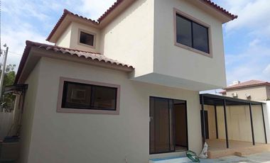 En Alquiler Casa esquinera de 5 habitaciones en Portal al Sol, km 11. vía a la Costa!