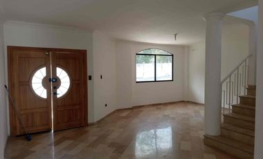 En Alquiler Casa esquinera de 5 habitaciones en Portal al Sol, km 11. vía a la Costa!