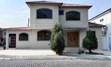 En Alquiler Casa esquinera de 5 habitaciones en Portal al Sol, km 11. vía a la Costa!