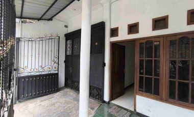 Rumah Second 2 Lt di Sumber Banjarsari Solo Dekat ke Manahan