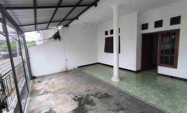 Rumah Second 2 Lt di Sumber Banjarsari Solo Dekat ke Manahan