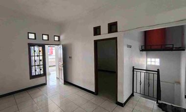 Rumah Second 2 Lt di Sumber Banjarsari Solo Dekat ke Manahan