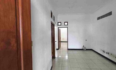 Rumah Second 2 Lt di Sumber Banjarsari Solo Dekat ke Manahan