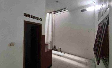 Rumah Second 2 Lt di Sumber Banjarsari Solo Dekat ke Manahan