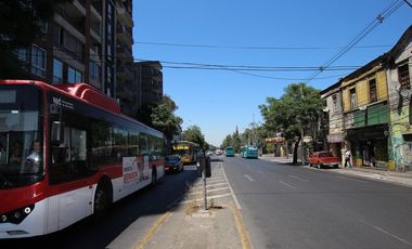 Gran Local Comercial en Calle Matucana 709. Santiago