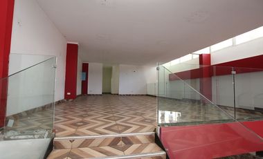 Gran Local Comercial en Calle Matucana 709. Santiago