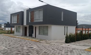 VENTA CASAS 3 DORMITORIOS  MITAD DEL MUNDO