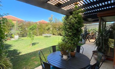 VENTA CASA PROVENZAL SECTOR PARQUE BRISAS NORTE 2 PISOS 3D+3B+ESCRITORIO+TERRAZA CON SECTOR PARA UN QUINCHO, COLEGIOS HIGHLANDS, CABO DE HORNOS