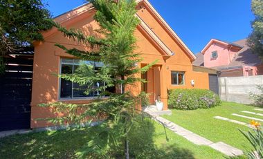 VENTA CASA PROVENZAL SECTOR PARQUE BRISAS NORTE 2 PISOS 3D+3B+ESCRITORIO+TERRAZA CON SECTOR PARA UN QUINCHO, COLEGIOS HIGHLANDS, CABO DE HORNOS