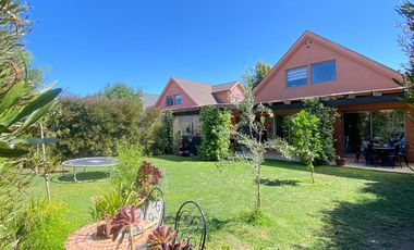 VENTA CASA PROVENZAL SECTOR PARQUE BRISAS NORTE 2 PISOS 3D+3B+ESCRITORIO+TERRAZA CON SECTOR PARA UN QUINCHO, COLEGIOS HIGHLANDS, CABO DE HORNOS