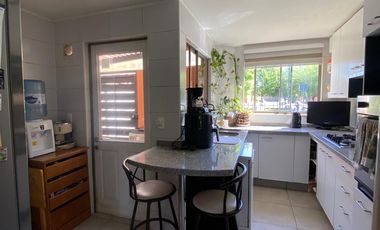 VENTA CASA PROVENZAL SECTOR PARQUE BRISAS NORTE 2 PISOS 3D+3B+ESCRITORIO+TERRAZA CON SECTOR PARA UN QUINCHO, COLEGIOS HIGHLANDS, CABO DE HORNOS