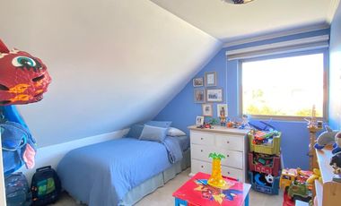 VENTA CASA PROVENZAL SECTOR PARQUE BRISAS NORTE 2 PISOS 3D+3B+ESCRITORIO+TERRAZA CON SECTOR PARA UN QUINCHO, COLEGIOS HIGHLANDS, CABO DE HORNOS