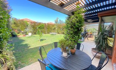 VENTA CASA PROVENZAL SECTOR PARQUE BRISAS NORTE 2 PISOS 3D+3B+ESCRITORIO+TERRAZA CON SECTOR PARA UN QUINCHO, COLEGIOS HIGHLANDS, CABO DE HORNOS