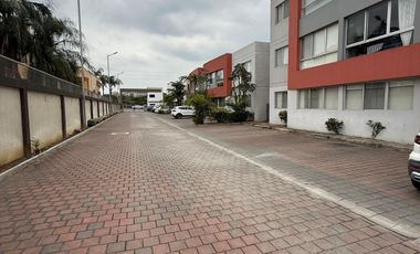 Alquilo departamento planta baja en Vía Samborondon