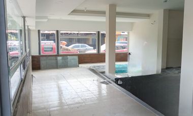 Alquilo local esquinero en Miraflores, avenida principal