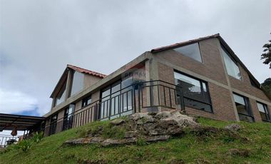 Casa de Lujo y Naturaleza en La Calera