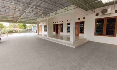 Disewakan rumah Besar dan Luas  Strategis cocok utk  kantor/tempat usaha/hunian pribadi di Jl. Godean km 7 sidoarum, sleman, Yk