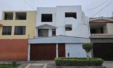 Casa De 3 Pisos En La Perla