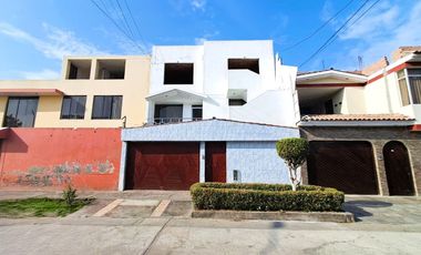 Casa De 3 Pisos En La Perla